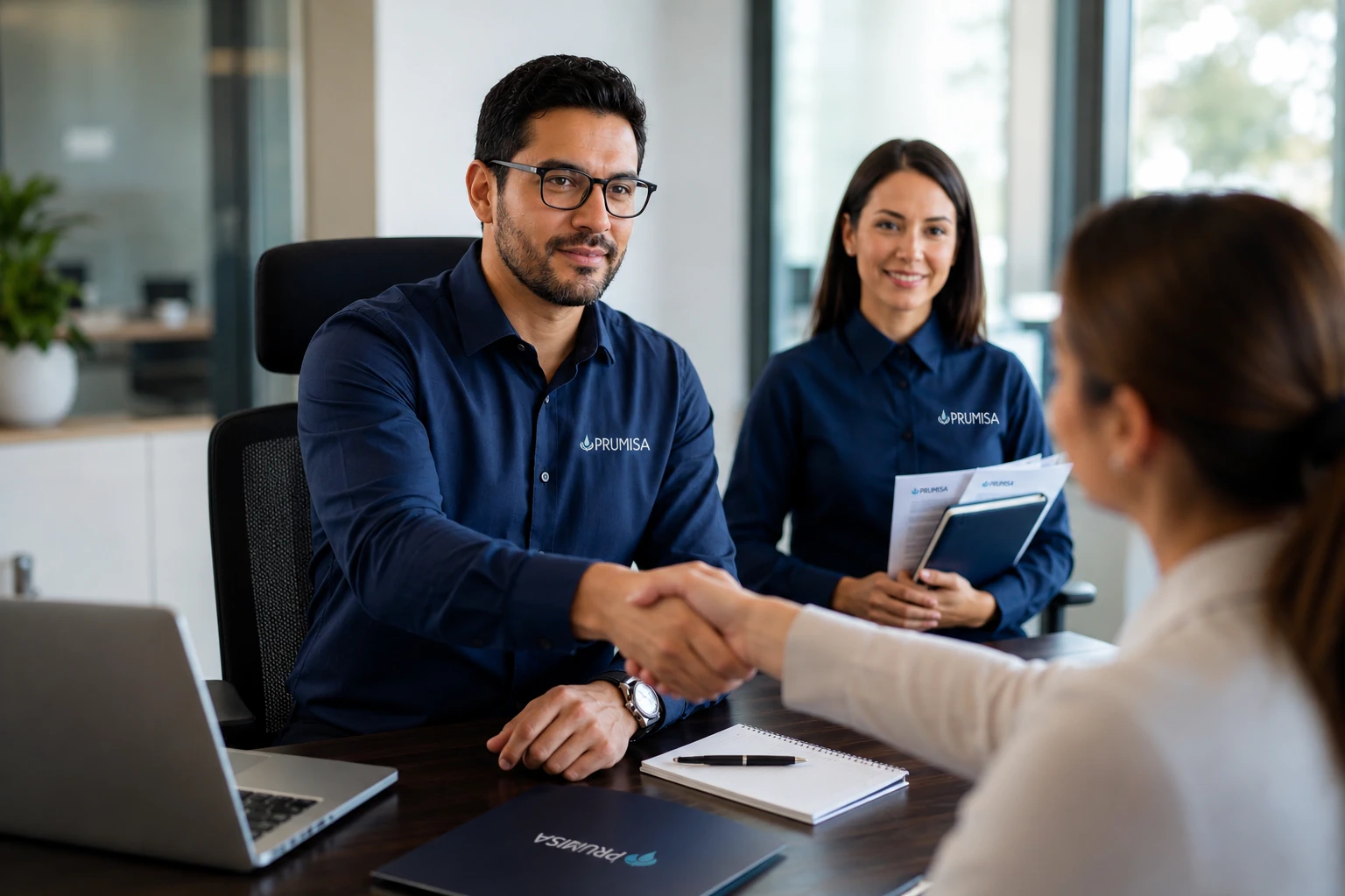 Profesionales revisando equipos de diagnóstico en oficina corporativa